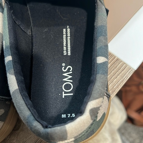 Boys/men’s Tom’s slip one size 7.5 - Picture 5 of 5